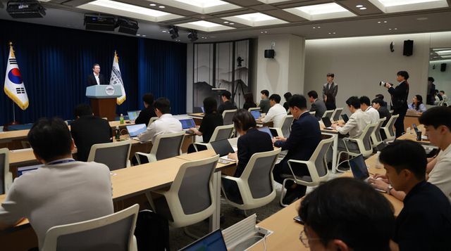 김용범 대통령실 정책실장이 31일 서울 용산 대통령실 청사에서&nbsp;한미&nbsp;관세 협상 타결 관련 브리핑 뒤 취재진의 질문에 답하고 있다. [사진=연합뉴스]