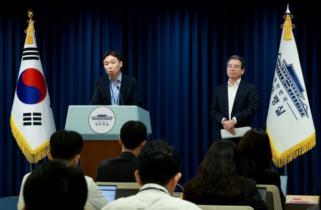 윤성혁 대통령실 산업정책비서관(왼쪽)이 31일 서울 용산 대통령실 청사에서 한미 관세 협상 타결 관련 브리핑 뒤 취재진 질문에 답하고 있다. 윤 비서관 오른쪽은 김용범 대통령실 정책실장. [사진=연합뉴스]