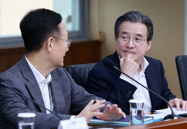 김용범 대통령실 정책실장(오른쪽)과 봉욱 민정수석비서관이 31일 서울 용산 대통령실 청사에서 이재명 대통령 주재로 열린 6차 수석·보좌관 회의에 참석해 논의하고 있다. 2025.7.31 [대통령실통신사진기자단]