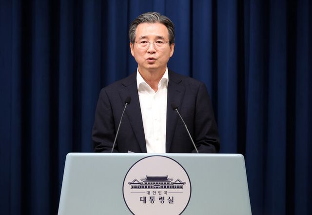 김용범 정책실장이 31일 용산 대통령실 기자회견장에서 한국형 차세대 전력망 관련 브리핑을 하고 있다. [사진=연합뉴스]