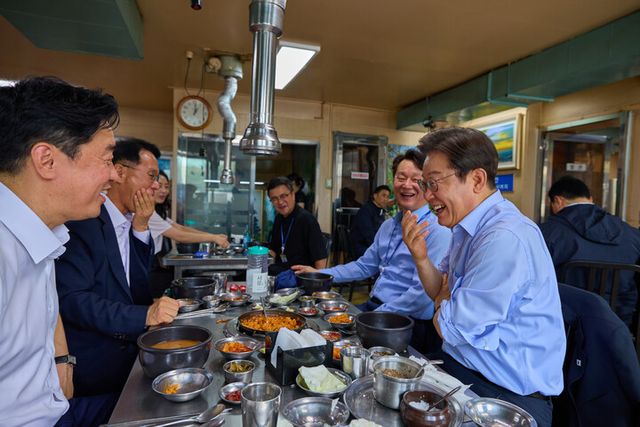 이재명 대통령이 31일 서울 용산 대통령실 인근 식당에서 강훈식 대통령비서실장, 황인권 경호처장, 권혁기 의전비서관 등 참모진과 점심식사를 하고 있다.&nbsp; [사진=대통령실]