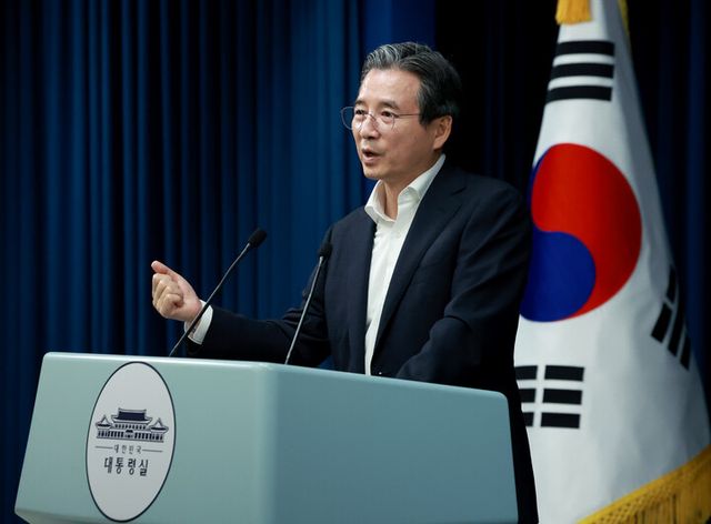 김용범 대통령실 정책실장이 31일 서울 용산 대통령실 청사에서 한미 관세 협상 타결 관련 브리핑 뒤 취재진의 질문에 답하고 있다. [사진=연합뉴스]