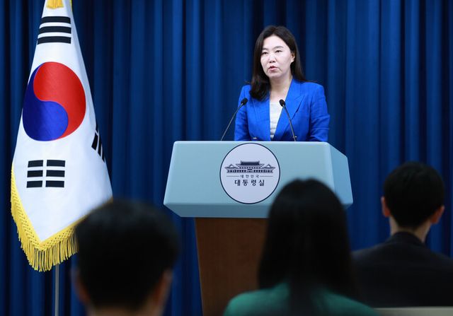 강유정 대변인이 4일 용산 대통령실에서 브리핑을 하고 있다. [사진=연합뉴스]