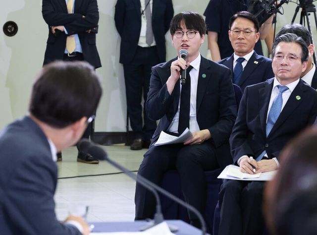 하정우 대통령실 인공지능(AI)미래기획수석이 4일 대전컨벤션센터에서 열린 이재명 대통령의 '국민소통 행보 2탄, 충청의 마음을 듣다' 간담회에서 발언하고 있다. 맨 우측&nbsp;