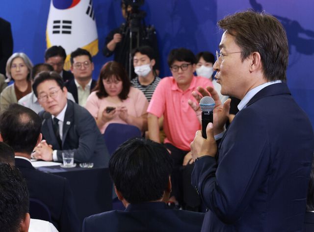 이재명 대통령이 4일 대전컨벤션센터에서 타운홀 미팅 형식으로 진행한 '국민소통 행보 2탄, 충청의 마음을 듣다' 간담회에서 권대영 금융위 사무처장의 발언을 듣고 있다. [사진=연합뉴스]&nbsp;