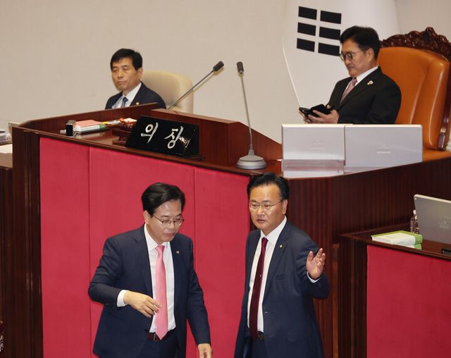 4일 국회 본회의장에서 국민의힘 송언석 비상대책위원장 겸 원내대표, 유상범 원내수석부대표가 우원식 국회의장과 본회의 개의 지연 관련 이야기를 나눈뒤 자리로 향하고 있다. [사진=연합뉴스]