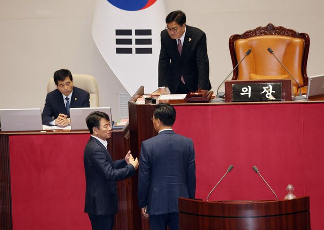 4일 국회 본회의장에서 우원식 국회의장,&nbsp; 문진석 더불어민주당 원내수석부대표,&nbsp; 유상범 국민의힘 원내수석부대표가 본회의 개의 지연 관련 이야기를 나누고 있다. [사진=연합뉴스]