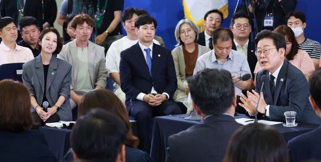 이재명 대통령이 4일 대전컨벤션센터에서 타운홀 미팅 형식으로 열린 '국민소통 행보 2탄, 충청의 마음을 듣다'에서 발언하고 있다. [사진=연합뉴스]