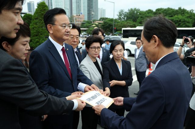 국민의힘 유상범 원내운영수석부대표와 김은혜 원내정책수석부대표가 4일 용산 대통령실 정문에서 우상호 정무수석에게 더불어민주당 대통령실 특수활동비 증액 추진 관련 항의서한을 전달하고 있다. 2025.7.4 [공동취재]
