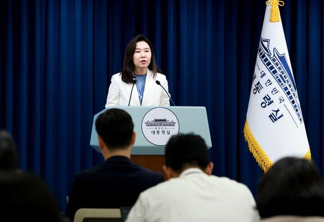 강유정 대통령실 대변인이 7일 서울 용산 대통령실 청사에서 청년담당관 신설 등 현안 브리핑을 하고 있다. [사진=연합뉴스]