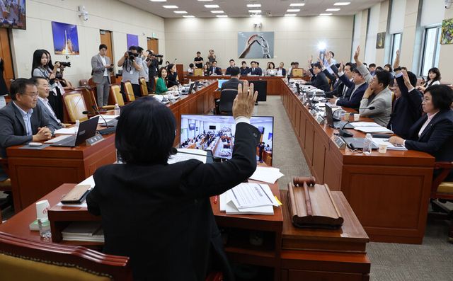 7일 국회 과학기술정보방송통신위원회 전체회의에서 여당 위원들이 공영방송 지배구조 개편을 골자로 하는 이른바 '방송3법'에 대해 찬성 표결하고 있다. [사진=연합뉴스]