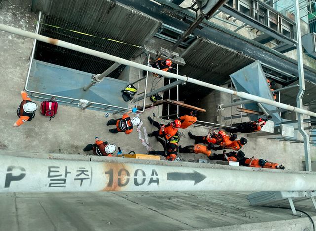 소방 당국이 7일 오전 인천 굴포하수종말처리장에서 맨홀 사고 실종자 수색 작업을 하고 있다. [사진=인천소방본부]