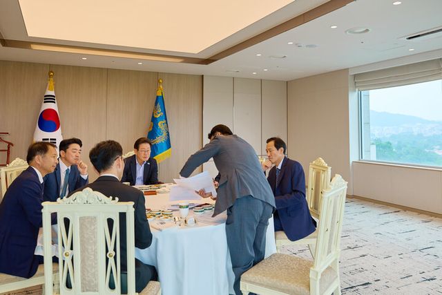 이재명 대통령이 7일 서울 용산 대통령실 청사에서 김민석 국무총리와 주례 보고 회동을 하고 있다. 2025.7.7 [대통령실 제공