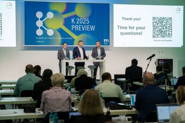 마커스 스텔만 코베스트로 최고경영자(단상 가운데)가 독일 뒤셀도르프에서 열린 'K 2025' 사전 기자간담회에서 발언하고 있다. [사진=코베스트로코리아]