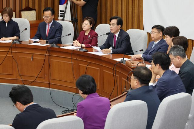국민의힘 송언석 비대위원장 겸 원내대표가 8일 서울 여의도 국회에서 열린 원내대책회의에서 발언하고 있다. [사진=연합뉴스]
