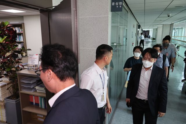 8일 민중기 특별검사팀이 '공천 개입' 의혹 관련자들을 상대로 한 압수수색을 위해 서울 여의도 국회의원회관 내 윤상현 의원실로 들어가고 있다. [사진=연합뉴스]