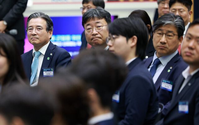 김용범 대통령실 정책실장(왼쪽부터), 하준경 대통령실 경제성장수석, 류덕현 재정기획보좌관이 지난 6월 11일 서울 영등포구 한국거래소에서 이재명 대통령 주재로 열린 주식시장 불공정거래 근절을 위한 현장 간담회에서 발언을 경청하고 있다. [사진=연합뉴스]