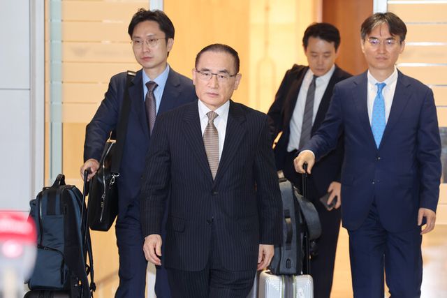 위성락 국가안보실장이 방미 일정을 위해 6일 인천국제공항을 통해 미국 워싱턴DC로 출국하고 있다.위 실장은 오는 8일까지 사흘간 미국 정부 고위급 인사들과 상호관세 유예기간, 한미 정상회담 등 양국 간 현안을 논의할 것으로 전망된다. 2025.7.6