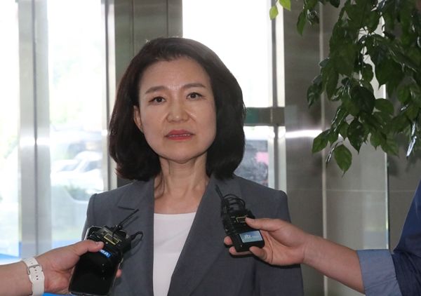 대전MBC 사장 재임 시절 법인카드를 사적으로 유용했다는 의혹을 받는 이진숙 방송통신위원장이 5일 대전 유성경찰서에 출석해 기자들의 질문을 받고 있다. [사진=연합뉴스]