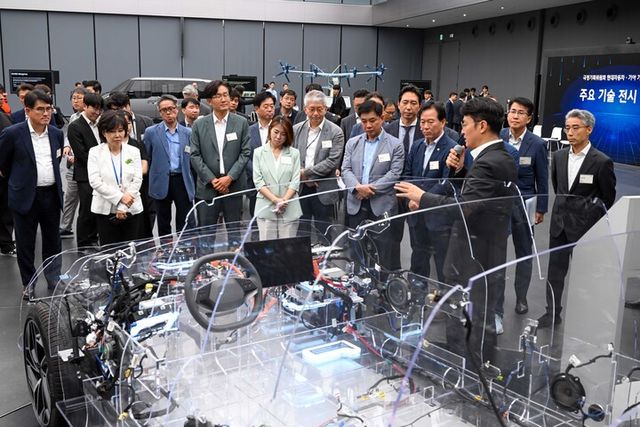 대통령 직속 국정기획위원회 정태호 경제 1분과장 등이 지난 2일 경기도 화성시 현대자동차그룹 남양연구소를 방문해 기업 관계자의 설명을 들으며 전시물을 관람하고 있다. [사진=국정기획위원회]