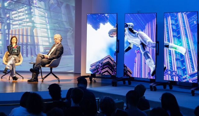 LG전자 올레드 TV가 김아영 작가 작품 설명회 ‘존재의 부드러운 기하학’에서 디지털 캔버스로 활용됐다. [사진=LG전자]