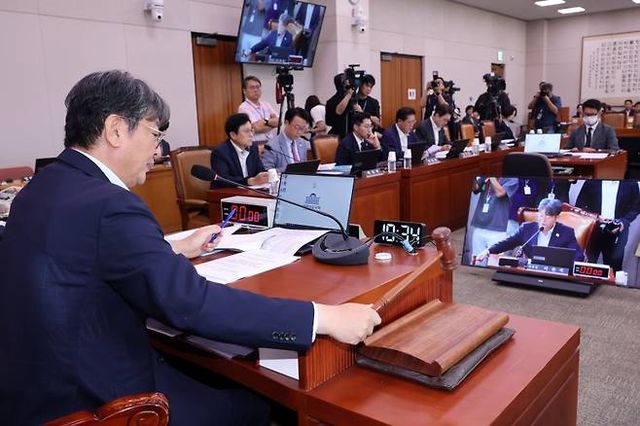 1일 서울 여의도 국회에서 방송 3법 등을 심의하기 위해 열린 법제사법위원회 전체회의에서 더불어민주당 소속 이춘석 위원장이 의사봉을 두드리고 있다. [사진=연합뉴스]