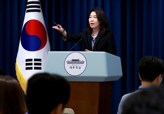 강유정 대통령실 대변인이 지난 27일 서울 용산 대통령실 청사에서 현안 브리핑을 마친 뒤 취재진 질문을 받고 있다. [사진=연합뉴스]