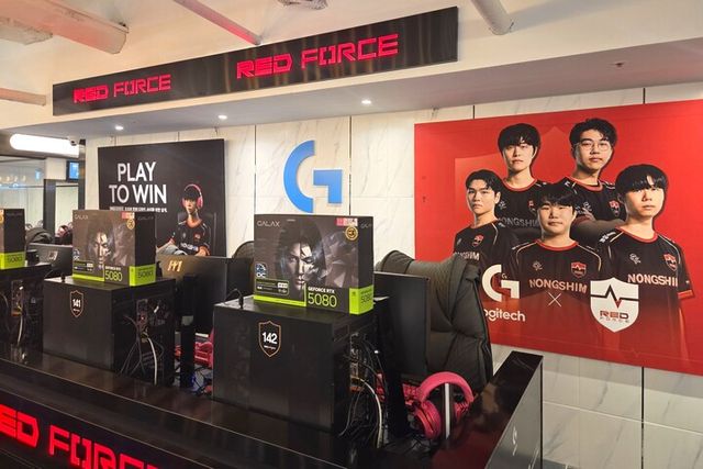 로지텍 코리아가 ‘레드포스 PC아레나’와 협업해 강남역점 전 좌석에 로지텍 G 프리미엄 게이밍 기어를 설치했다. [사진=로지텍 코리아]