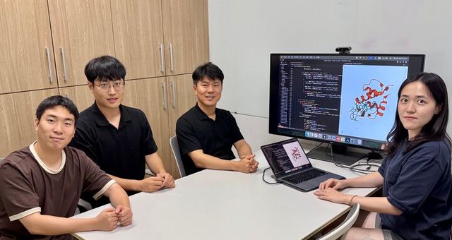 정원호 석박사통합과정, 이중원 석박사통합과정, 김우연 교수, 서지수 석박사통합과정. [사진=KAIST]