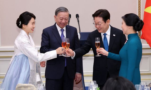 이재명 대통령과 김혜경 여사가 11일 청와대 영빈관에서 열린 한·베트남 공식 만찬에서 또 럼 베트남 당 서기장 부부와 건배하고 있다.(왼쪽부터) 김혜경 여사, 럼 서기장, 이재명 대통령, 응오 프엉 리 여사. [사진=연합뉴스]