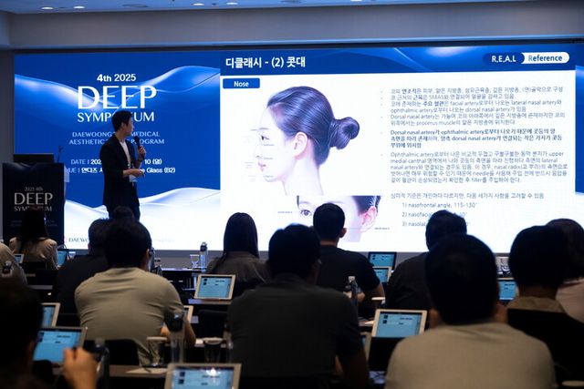 딥 심포지엄에서 손무현 청담FnB의원 원장이 강연을 진행하고 있다. [사진=대웅제약]