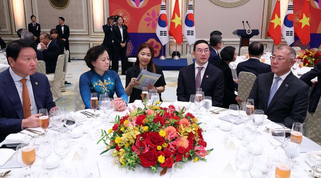 11일 청와대 영빈관에서 열린 한·베트남 공식 만찬에 기업인들이 참석해 있다.(왼쪽부터) 최태원 SK그룹 회장 겸 대한상공회의소 회장, 팜 티 타잉 짜 내무부장관, 통역, 구광모 LG그룹 회장, 정의선 현대차그룹 회장. [사진=연합뉴스]
