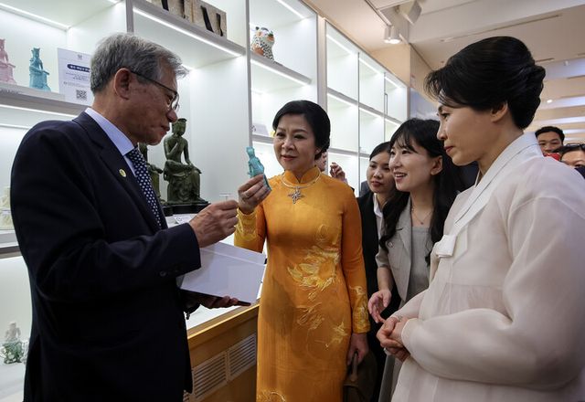 김혜경 여사와 또 럼 베트남 당 서기장의 배우자 응오 프엉 리 여사가 11일 서울 용산구 국립중앙박물관 기념품점에서 상품을 보고 있다. 왼쪽은 유홍준 관장. [사진=연합뉴스]