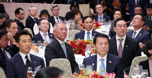 정의선 현대차그룹 회장, 구광모 LG그룹 회장, 김용범 대통령실 정책실장, 김태년 더불어민주당 의원, 배우 안재욱 등이 11일 청와대 영빈관에서 열린 한·베트남 공식 만찬에서 이재명 대통령의 만찬사를 듣고 있다. [사진=연합뉴스]