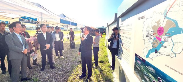 김민석 국무총리가 지난 7월 25일 세종시 국회세종의사당 예정부지를 찾아 강주엽 행정중심복합도시건설청장으로부터 현황 보고를 받고 있다. [사진=연합뉴스]