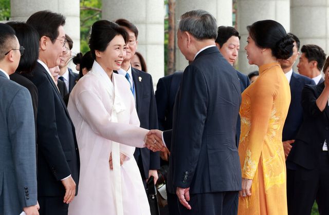 이재명 대통령과 김혜경 여사가 11일 서울 용산 대통령실 청사에서 열린 베트남 당 서기장 국빈 방한 공식 환영식에서 또 럼 서기장, 응오 프엉 리 여사를 맞이하고 있다. 2025.8.11 [대통령실통신사진기자단]