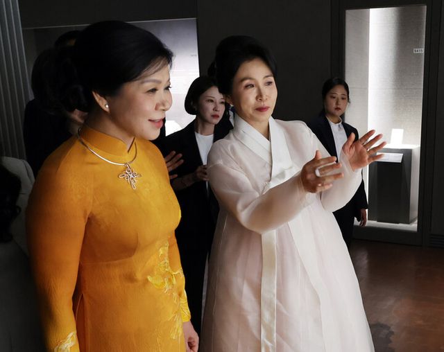 이재명 대통령 부인 김혜경 여사가 또 럼 베트남 당 서기장의 배우자 응오 프엉 리 여사와 11일 서울 용산구 국립중앙박물관에서 유홍준 관장과 전시물을 보며 대화를 나누고 있다. [사진=연합뉴스]