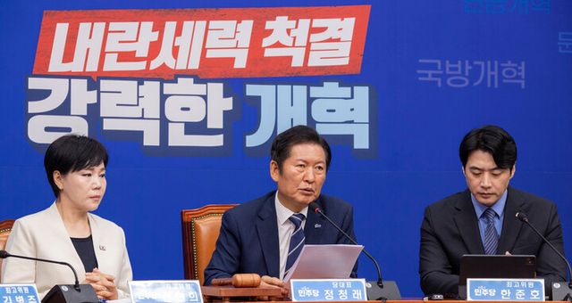 정청래 더불어민주당 대표가 11일 국회에서 열린 최고위원회의에서 발언하고 있다. [사진=연합뉴스]