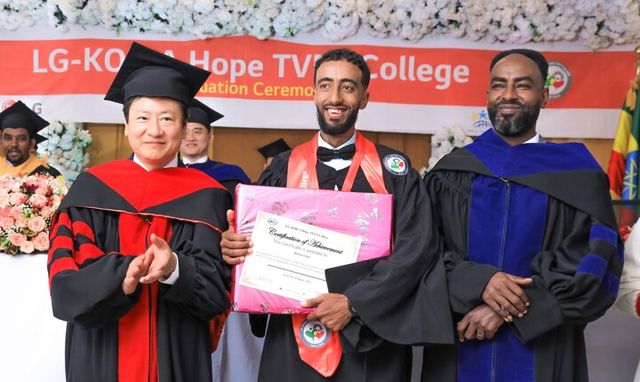 LG전자가 지난 9일(현지 시각) 에티오피아 수도 아디스아바바에서 ‘LG-KOICA 희망직업훈련학교’ 제9회 졸업식을 열었다. [사진=LG전자]