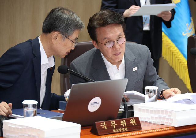 김민석 국무총리와 조현 외교부 장관이 12일 서울 용산 대통령실에서 열린 국무회의에서 대화하고 있다. [사진=연합뉴스]