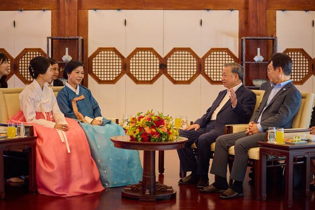 이재명 대통령과 김혜경 여사가 또 럼 베트남 당 서기장, 배우자 응오 프엉 리 여사와 12일 청와대 상춘재에서 차를 마시며 담소를 나누고 있다. [사진=대통령실]