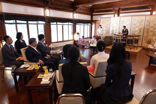 이재명 대통령과 김혜경 여사가 또 럼 베트남 당 서기장, 배우자 응오 프엉 리 여사와 12일 청와대 상춘재에서 문화 공연을 관람하고 있다. [사진=대통령실]