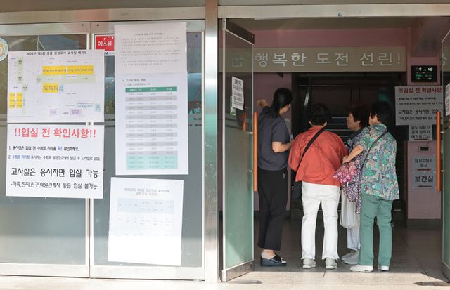 제2회 초등학교 졸업학력 검정고시에 응시한 수험생들이 12일 서울 용산구 선린중학교 고사장으로 향하고 있다. [사진=연합뉴스]