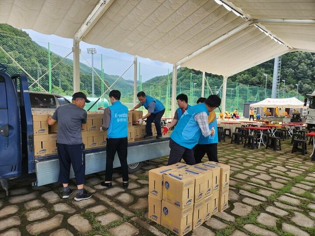 합천군에 병입수돗물 지원하는 장면. [사진=한국수자원공사]