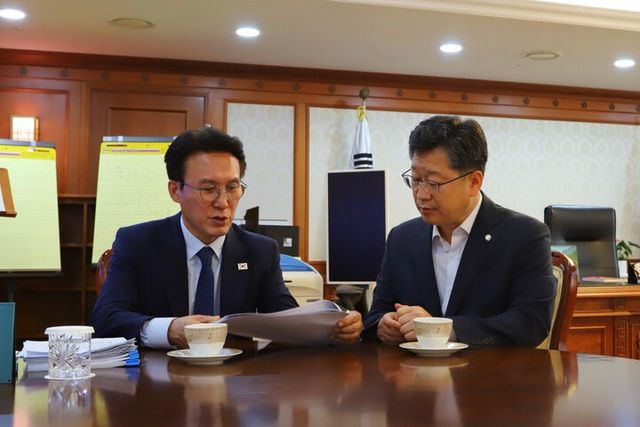 안호영 국회의원이 11일 정부서울청사에서 김민석&nbsp;국무총리를 만나 완주&nbsp;·&nbsp;전주 행정통합 문제와 전북 상생 발전 방안과 관련해 논의하고 있다. [사진=안호영 의원실]