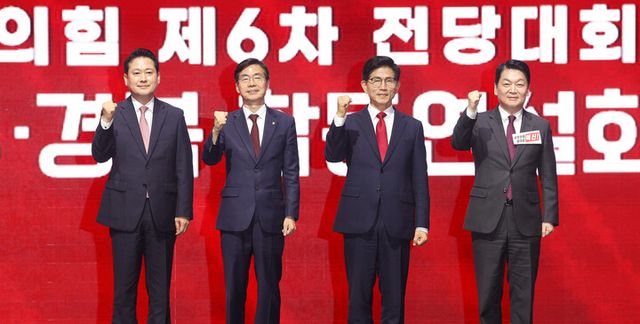 국민의힘 당대표 선거에 출마한 장동혁·조경태·김문수·안철수(왼쪽부터) 후보가 8일 대구 북구 엑스코에서 열린 국민의힘 제6차 전당대회 대구·경북 합동연설회에서 단체 사진 촬영을 하고 있다. 2025.8.8