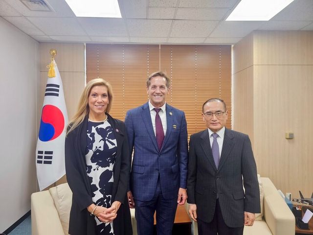 위성락 국가안보실장(오른쪽)이 12일 오후 베스 반 듀인 하원의원(왼쪽), 리차드 맥코믹 하원의원(가운데)과 만나 기념 촬영을 하고 있다. [사진=대통령실]