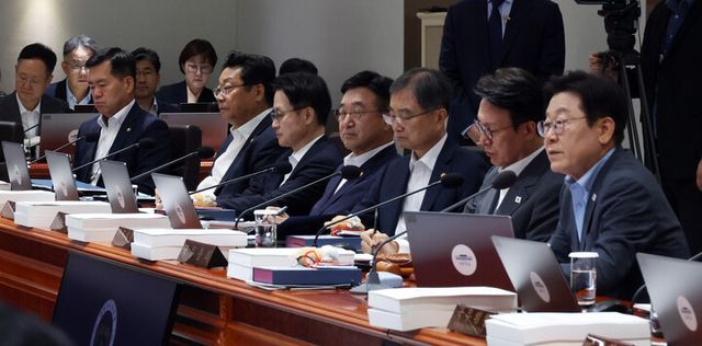 이재명 대통령이 12일 서울 용산 대통령실에서 국무회의를 주재하며 발언하고 있다. [사진=연합뉴스]&nbsp;
