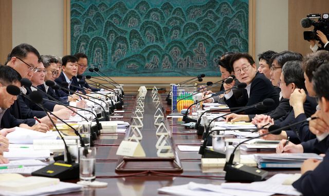 이재명 대통령이 13일 서울 용산 대통령실 청사에서 열린 나라재정 절약 간담회에서 발언하고 있다. [사진=연합뉴스]