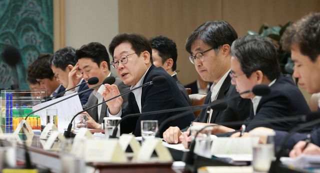 이재명 대통령이 13일 서울 용산 대통령실 청사에서 열린 나라재정 절약 간담회에서 발언하고 있다. [사진=연합뉴스]